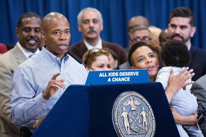 El alcalde de la ciudad de Nueva York, Eric Adams, hizo sus declaraciones más fuertes hasta ahora sobre la crisis migratoria