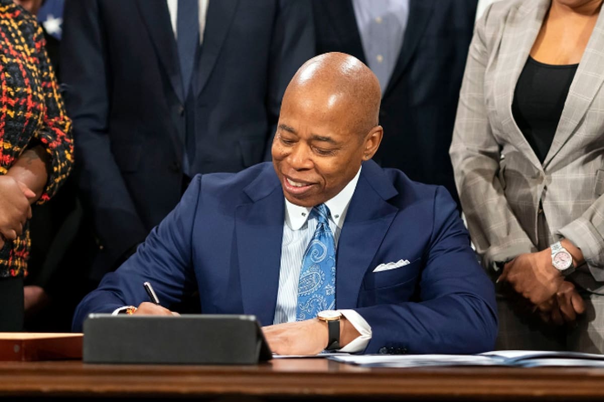 El alcalde de la ciudad de Nueva York, Eric Adams, firmó una ley contra la discriminación en función del peso y la estatura