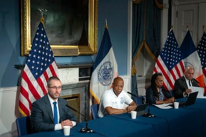 El alcalde de la ciudad de Nueva York, Eric Adams (centro)