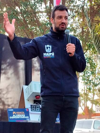 El alcalde de Maipú, Tomás Vodanovic, en la ceremonia de inauguración del proyecto Alarmas Comunitarias del Comité de Seguridad Santa Carmen. Plaza Corintios, Villa Fiat, Barrio Pajaritos Sur, 25 de octubre de 2022.