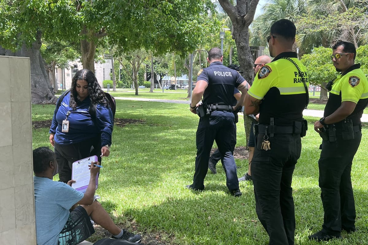 El alcalde de Miami Beach anunció la creación de un programa que busca ayudar a las personas sin hogar durante agosto