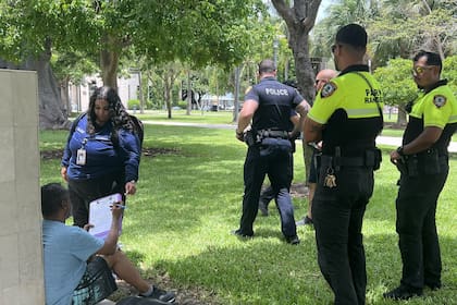 El alcalde de Miami Beach anunció la creación de un programa que busca ayudar a las personas sin hogar durante agosto