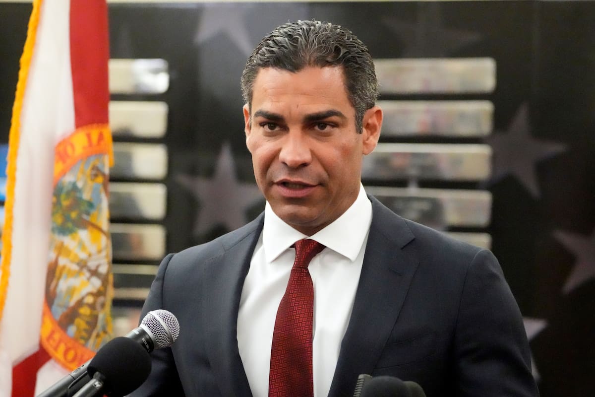 El alcalde de Miami Francis Suarez durante una conferencia de prensa, el lunes 11 de junio de 2023, en Miami (AP Foto/Wilfredo Lee)