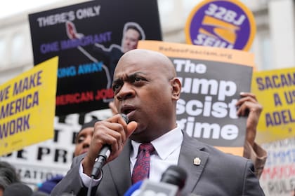 El alcalde de Newark, Ras Baraka, anunció la ayuda social a los beneficiarios de SNAP