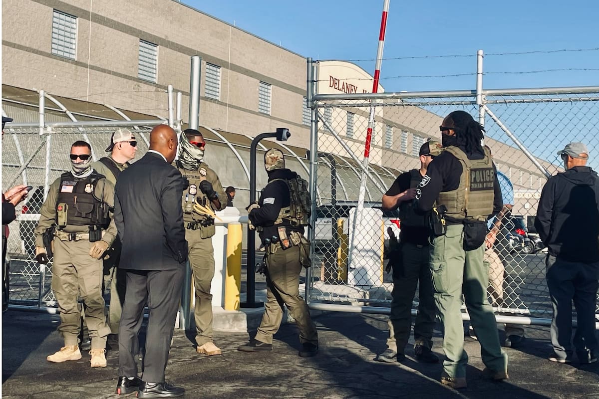 El alcalde de Newrak, Ras Baraka, cuestionó la apertura de Delaney Hall, una instalación con capacidad para 1000 camas ubicada a lo largo de una franja industrial de Newark Bay, que comenzó a funcionar el 1° de mayo de 2025