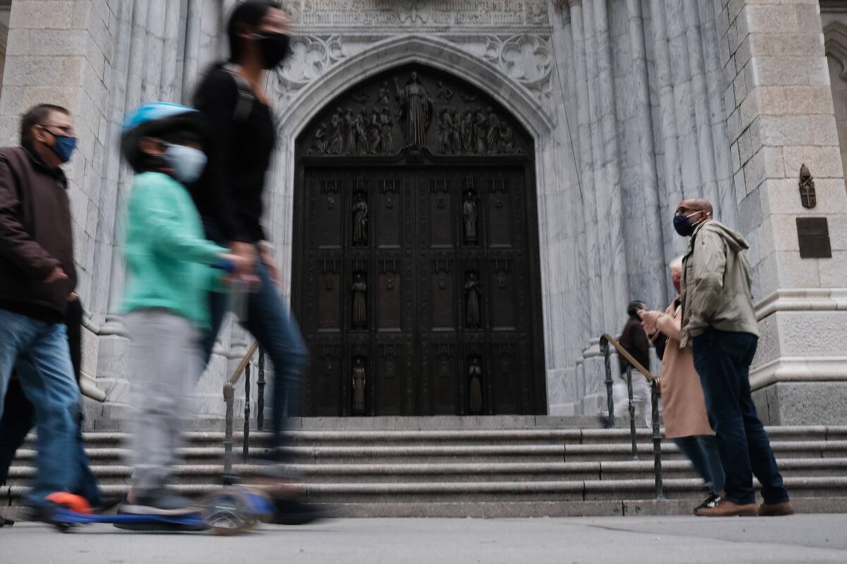 El alcalde de Nueva York, Bill De Blasio, anunció el abandono de la orden que estipulaba el cierre de todas las escuelas si la tasa de pruebas positivas supera el 3% durante siete días seguidos