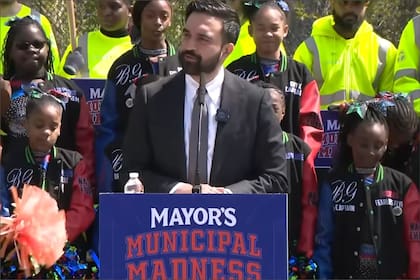 El alcalde de Nueva York celebró la iniciativa de limpieza que saldará una deuda histórica con los residentes de Soundview