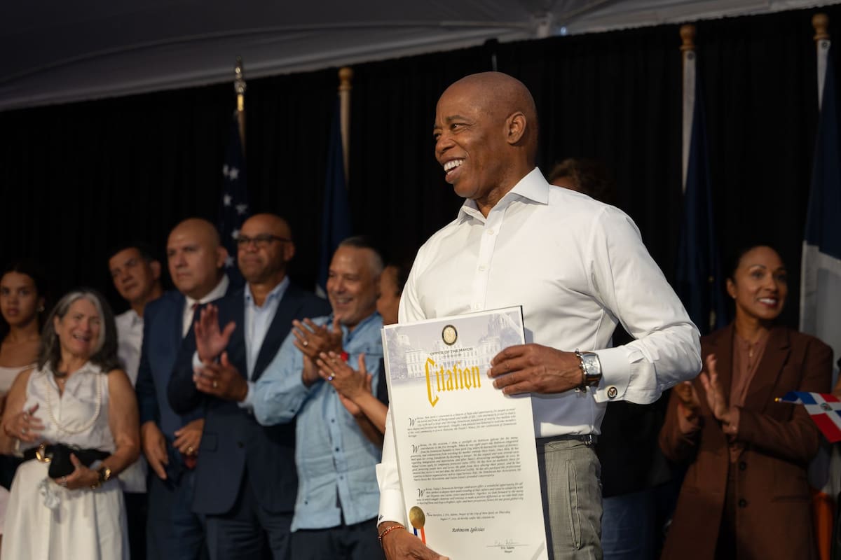 El alcalde de Nueva York, Eric Adams, acompañó a una comunidad latina en su celebración anual