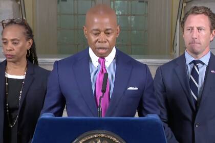 El alcalde de Nueva York, Eric Adams, declaró estado de emergencia por la llegada de migrantes en autobuses