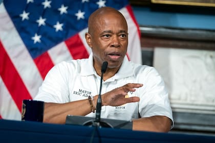 El alcalde de Nueva York, Eric Adams, ha pedido la intervención del gobierno federal para aliviar la crisis migratoria en la Gran Manzana