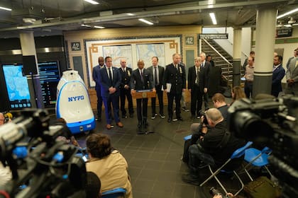 El alcalde de Nueva York, Eric Adams, introdujo al robot K5 para que patrullara el subte de la estación Time Square. Pero todos aseguran que nunca lo han visto en funcionamiento