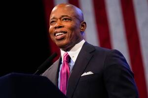 El alcalde de Nueva York, Eric Adams, pidió al gobierno federal ayuda para acelerar los permisos de trabajo de los migrantes