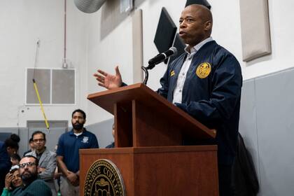 El alcalde de Nueva York, Eric Adams, quiere resolver por la vía legal la llegada de decenas de migrantes a la ciudad