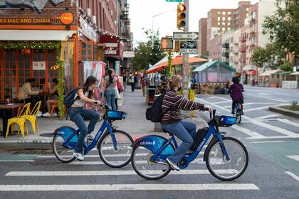 El alcalde de Nueva York estableció una nueva normativa que fija en 15 millas por hora el límite de velocidad para bicicletas eléctricas y scooters