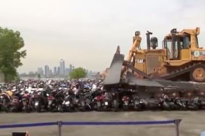 El alcalde de Nueva York no tuvo piedad y mandó destruir cientos de motocicletas y vehículos confinados para dar una lección a los delincuentes