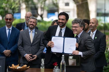 El alcalde de Nueva York, Zohran Mamdani, firmó la legislación que modifica las reglas para las comidas al aire libre durante todo el año