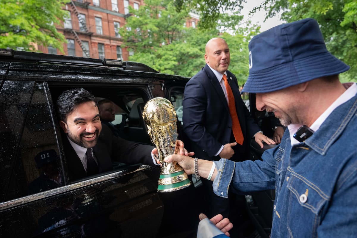 El alcalde de Nueva York Zohran Mamdani recibe una réplica de la Copa del Mundo por parte de Ezequie