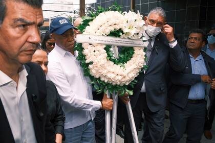 El alcalde de NY rinde homenaje a víctimas del club nocturno en República Dominicana