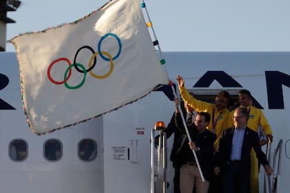El alcalde de Río llegó ayer de Londres con la bandera