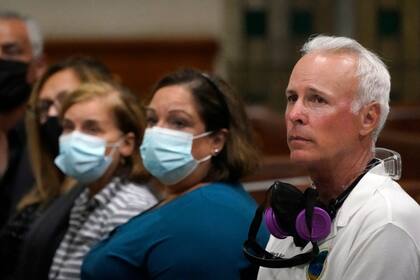 El alcalde de Surfside, Charles Burkett, durante una vigilia de oración por las víctimas y las familias del edificio Champlain Towers, en la cercana iglesia católica St. Joseph en Miami Beach