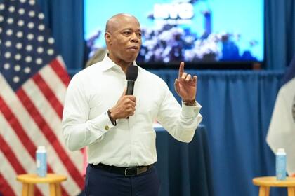 El alcalde Eric Adams firmó un convenio con Related Companies que suma 625 viviendas permanentes y casi 50% más unidades asequibles al proyecto Hudson Yards