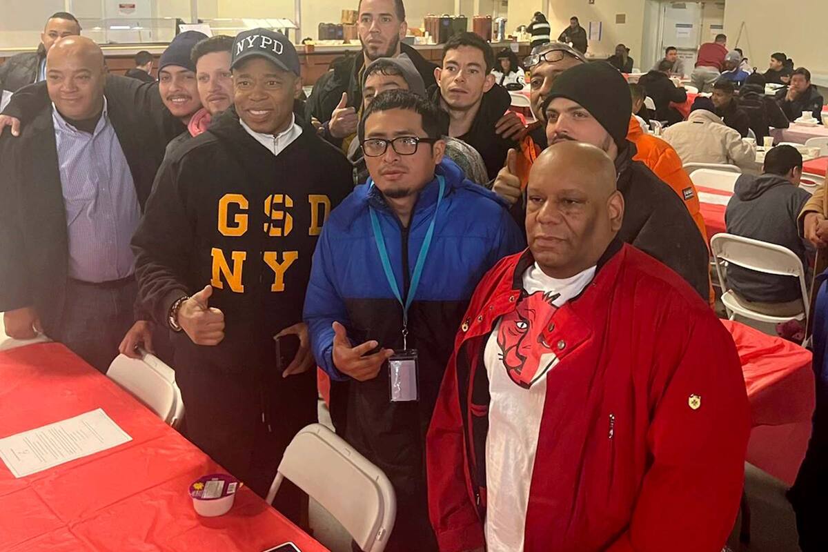 El alcalde Eric Adams lleva adelante hace meses acciones para atender a los migrantes en Nueva York, pero la ciudad llegó a su capacidad máxima