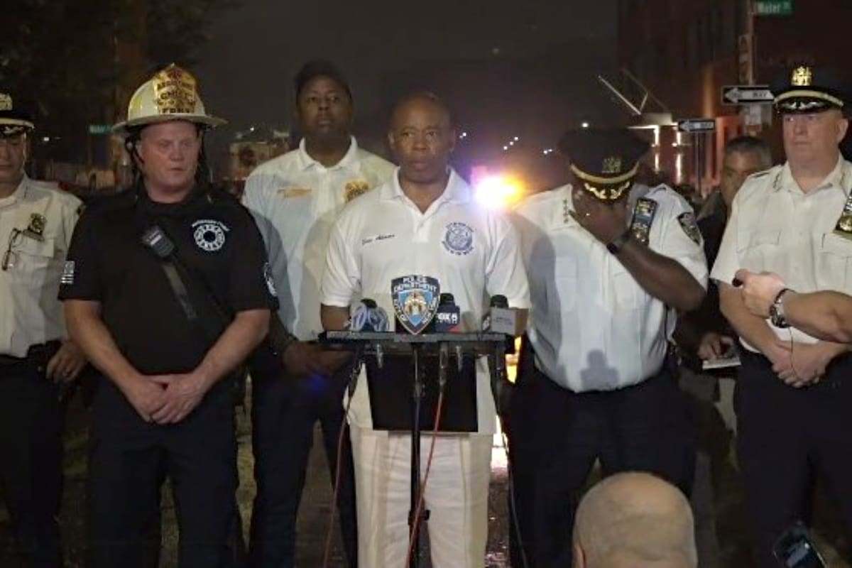 El alcalde Eric Adams ofreció una rueda de prensa para dar los detalles del accidente que dejó muertos y heridos