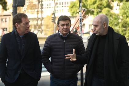 El alcalde Horacio Rodríguez Larreta hoy junto a los diputados Diego Santilli y Omar de Marchi