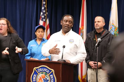 El alcalde Jerry Demings sostuvo que transportar detenidos migratorios no es responsabilidad de las autoridades locales