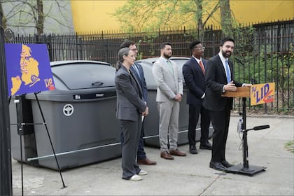 El alcalde Mamdani avanza con la implementación del plan de tachos de basura en Nueva York para erradicar las bolsas en las calles