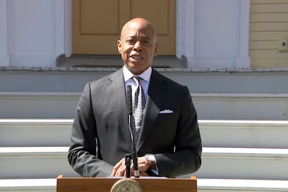 El alcalde neoyorquino Eric Adams lanzó un plan para fomentar la actividad física en verano; las calles de cinco distritos de la ciudad de Nueva York no contarán con vehículos estos días de julio y agosto (Oficina del alcalde de Nueva York vía AP)