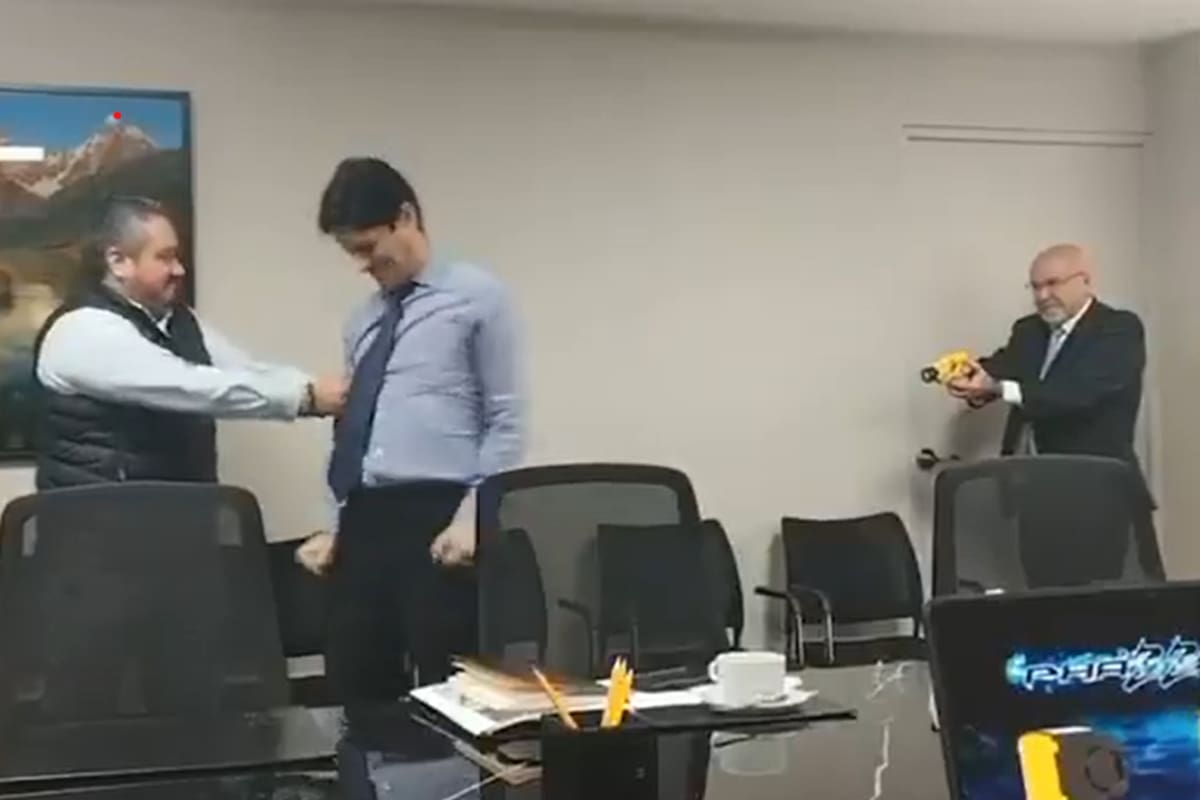 Um prefeito no Peru testou uma arma Taser em seu vereador e gerou um escândalo político