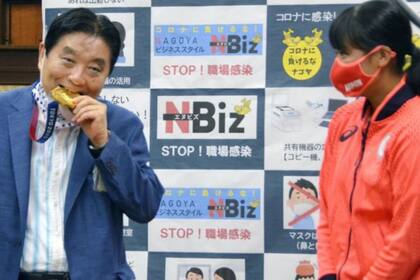 El alcalde Takashi Kawamura mordió la medalla de Miu Goto en un evento la semana pasada