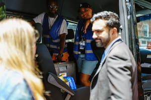 Mamdani instala camionetas de enfriamiento para enfrentar la ola de calor