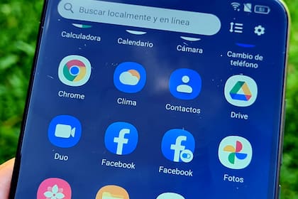 El Alcatel 5x corre Android 10 y permite tener dos instancias de la mayoría de las aplicaciones de redes sociales o mensajería instantánea, como Facebook o Instagram