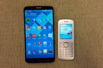 El Alcatel OneTouch Hero se vende con un accesorio Bluetooth llamado Sidekick, que simular ser un teléfono móvil convencional