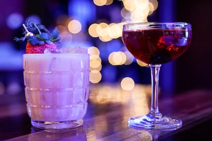 El alcohol, la cafeína y los refrescos azucarados encabezan la lista de productos que los especialistas aconsejan restringir para evitar picos de tensión arterial