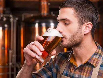 El alcohol se metaboliza en el hígado y se convierte en acetaldehído, un probable carcinógeno