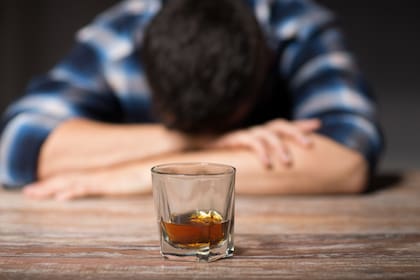 El alcoholismo arrastra problemas sociales adicionales al consumo en sí mismo