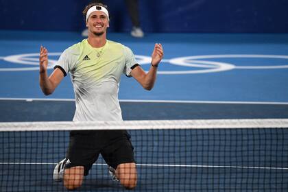 El alemán Alexander Zverev celebra su victoria en la final de tenis masculino de los Juegos Olímpicos de Tokio 2020 contra el ruso Karen Khachanov