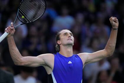 El alemán Alexander Zverev celebra tras derrotar al francés Arthur Fils en el partido de tercera ronda del torneo de tenis Masters de París en el Accor Arena, el jueves 31 de octubre de 2024 en París. (AP Foto/Michel Euler)