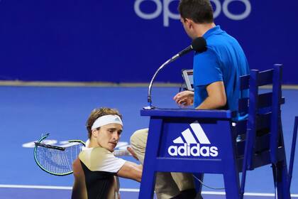 El alemán Alexander Zverev propina raquetazos contra la silla del juez, momentos después de perder un partido de dobles en el Abierto de Acapulco