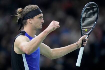 El alemán Alexander Zverev saluda al público tras vencer al griego Stefanos Tsitsipas en los cuartos de final del Masters de París el viernes primero de noviembre del 2024. (AP Foto/Michel Euler)