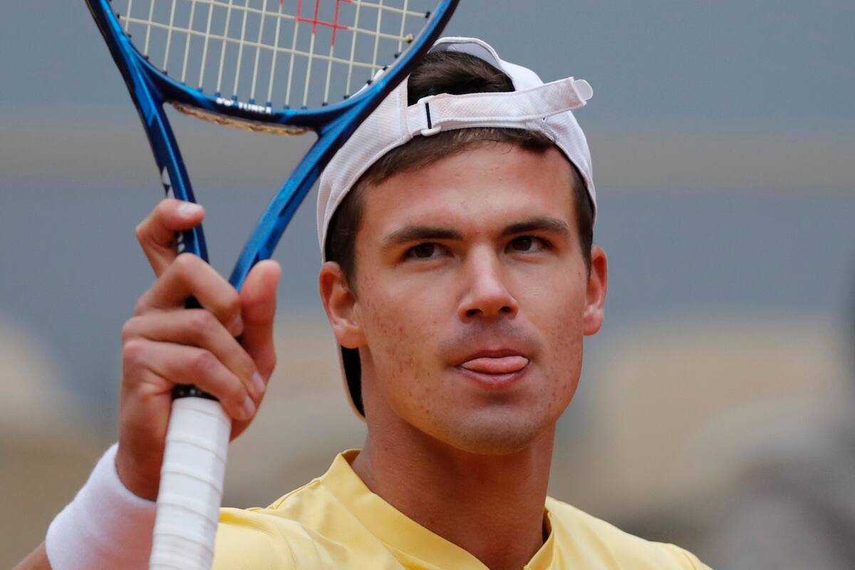 El alemán Daniel Altmaier celebra ganar su partido de la tercera ronda del torneo de tenis Abierto de Francia contra el italiano Matteo Berrettini
