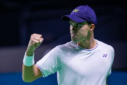 El alemán Daniel Altmaier celebra tras ganar un punto ante el canadiense Gabriel Diallo en los cuartos de final de la Copa Davis, el miércoles 20 de noviembre de 2024, en Málaga, España. (AP Foto/Manu Fernández)