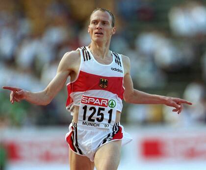 El alemán Dieter Baumann, campeón olímpico de los 5000 metros en Barcelona '92, no pudo competir en Sydney 2000, por un positivo de nandrolona.