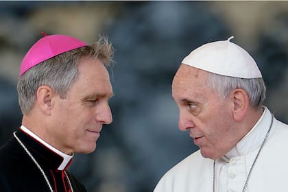 El alemán Georg Ganswein y el papa Francisco