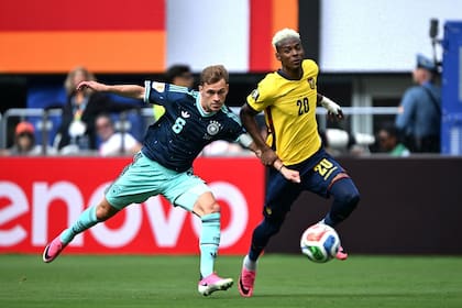 El alemán Joshua Kimmich lucha por la pelota con el ecuatoriano Nilson Angulo