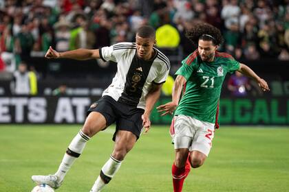 El alemán Malick Thiaw trae el balón mientras lo defiende el mexicano César Huerta en partido amistoso e 17 de octubre del 2023 en Filadelfia. (AP Photo/Joe Lamberti)