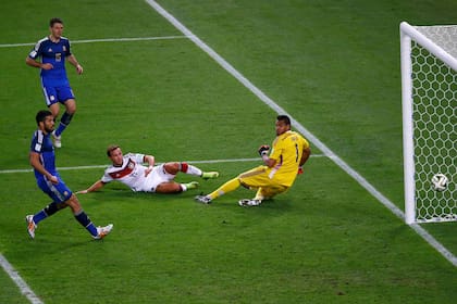 Momento fatídico: el alemán Mario Götze marca el gol ante la vista de Martín Demichelis (15), Ezequiel Garay y el arquero Sergio Romero durante el tiempo extra en la final del Mundial 2014